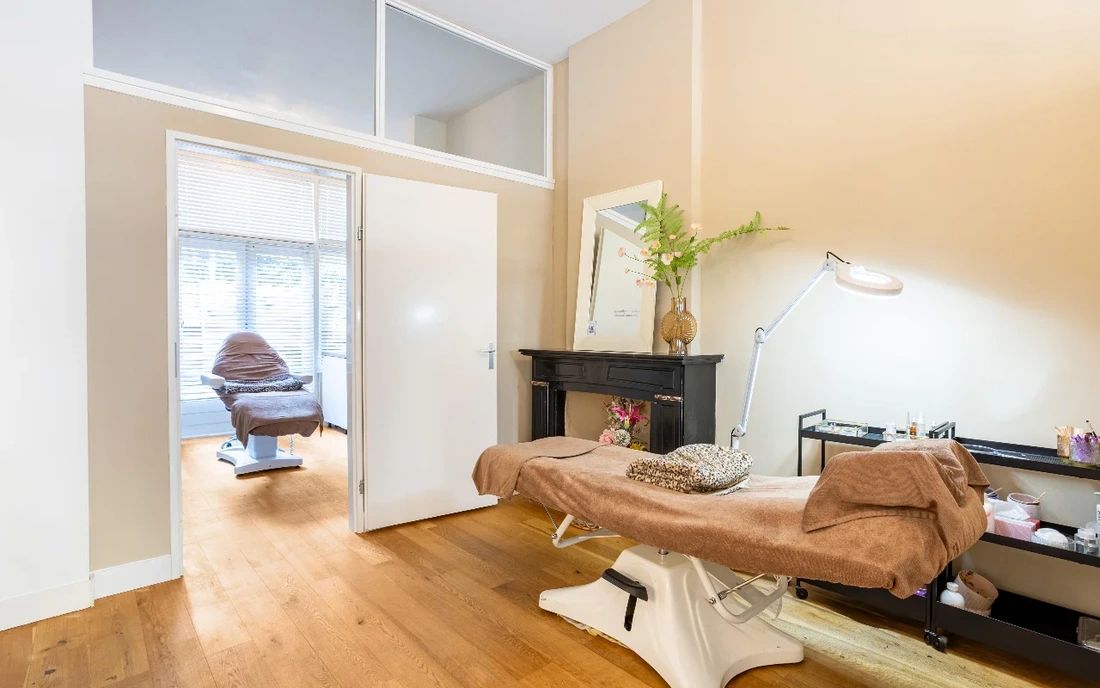 Behandelkamer met behandelstoel in Pretty Face Scheveningen