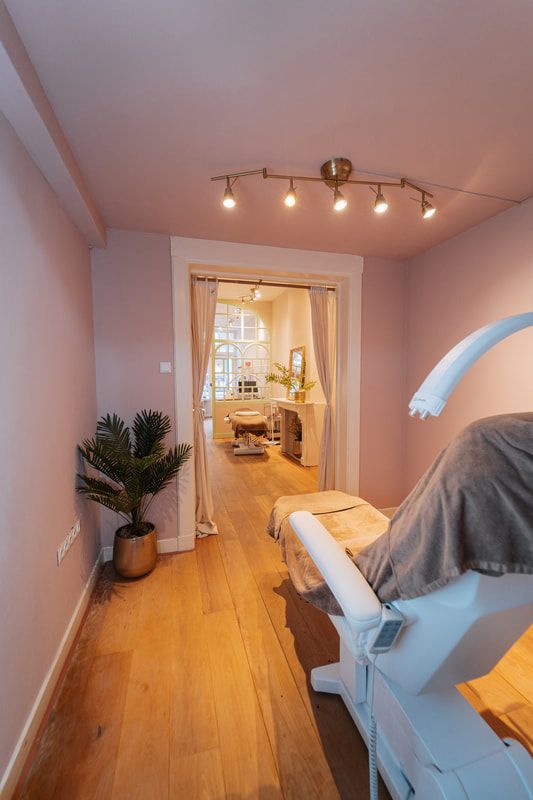 Behandelkamer met de lamp voor collageen lichttherapie