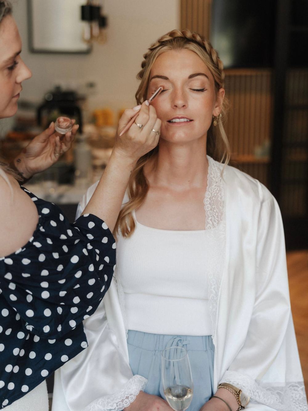 Make-up wordt aangebracht bij een klant van Pretty Face